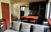 Prostorný obývací pokoj s krásným výhledem na řeku Berounku.