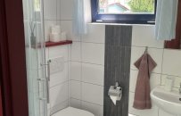 koupelna se sprchovým koutem a WC